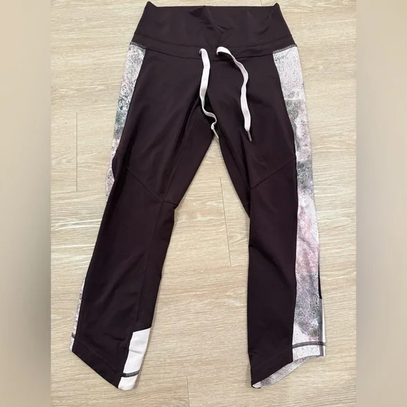 Lululemon Retreat 7/8 Pant Black Cherry / Sugar Crush Multi - Picture 6 of 8